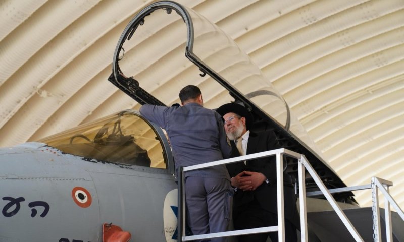 הרב הראשי ביקר את טייסי חיל האוויר והעביר להם מסר