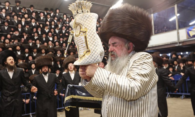 אחרי שנדחה מהמלחמה: הרבי מלעלוב הכניס ספר תורה לזכר אמו | תיעוד