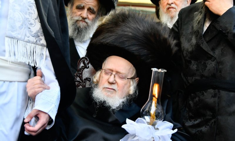 חתונה מרגשת: האדמו"ר מקרעטשניף והרבנית שושבינים לכלה יתומה