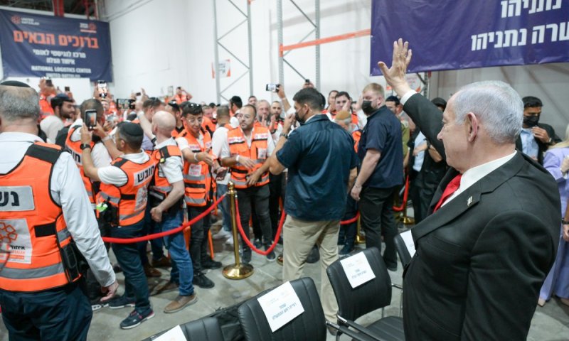 נתניהו למתנדבים: "אתם עם נכונות להטיל את עצמכם לתוך ההריסות, לחלץ ולהציל"