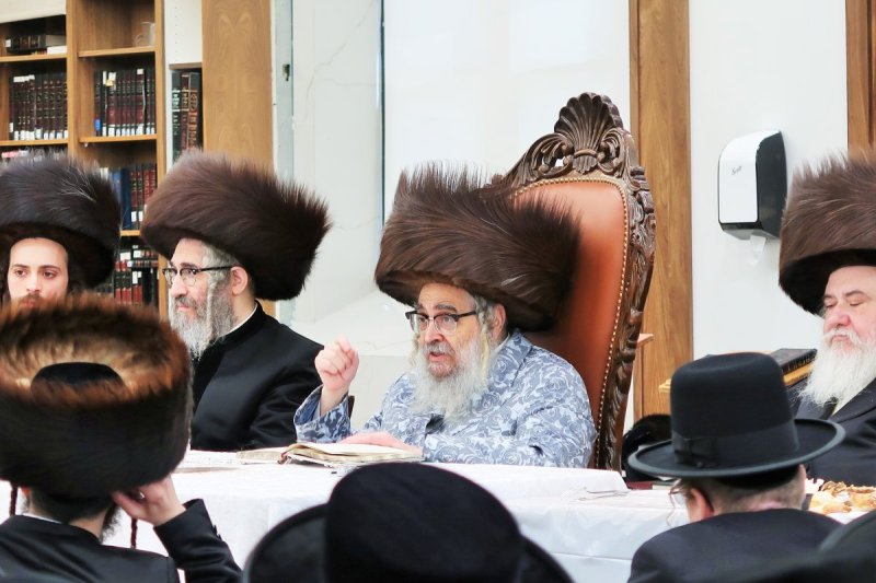 בחצרות סאטמר