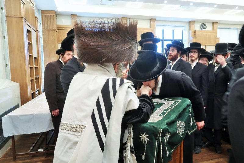 בחצרות סאטמר