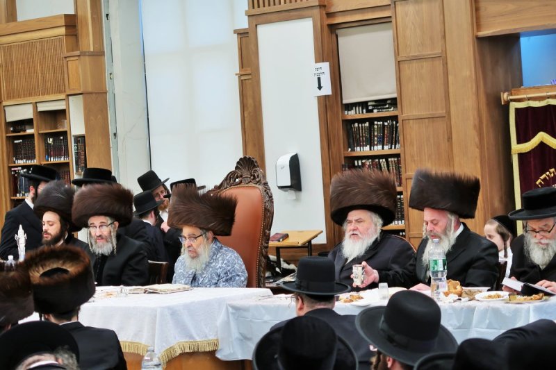 בחצרות סאטמר