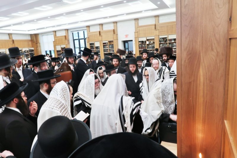 בחצרות סאטמר