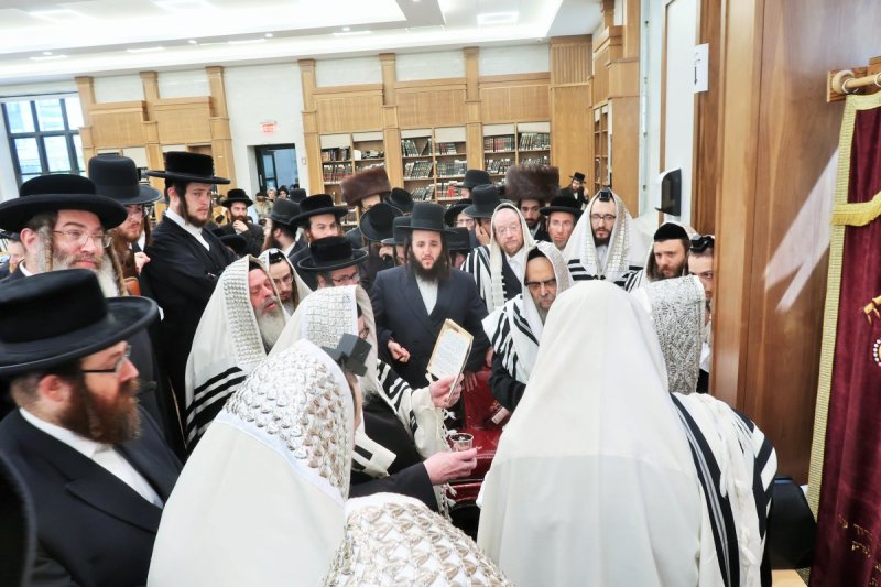 בחצרות סאטמר