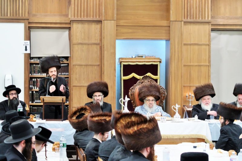 בחצרות סאטמר