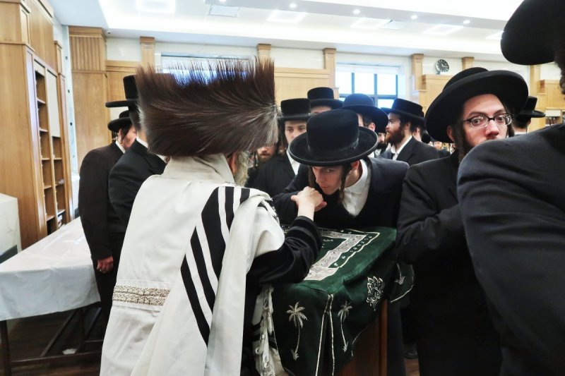 בחצרות סאטמר