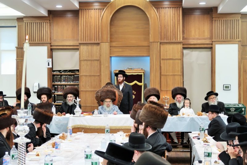 בחצרות סאטמר