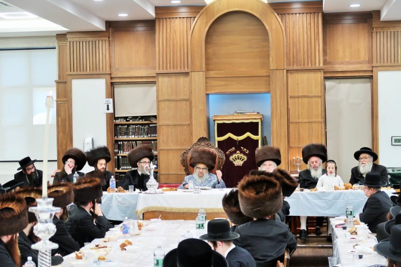 בחצרות סאטמר
