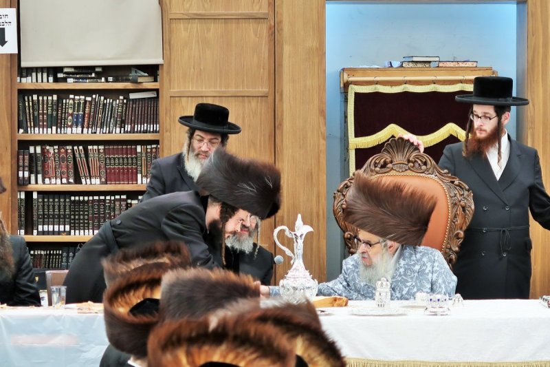 בחצרות סאטמר
