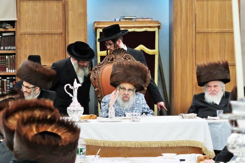 בחצרות סאטמר