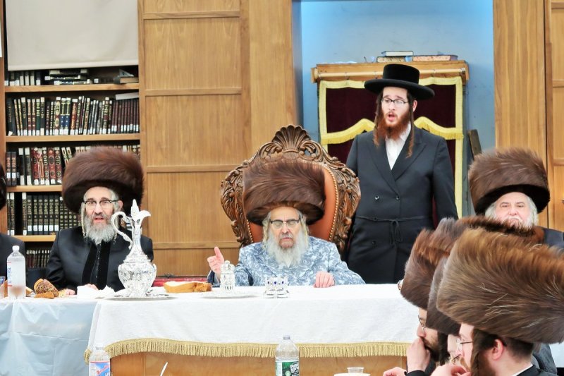 בחצרות סאטמר