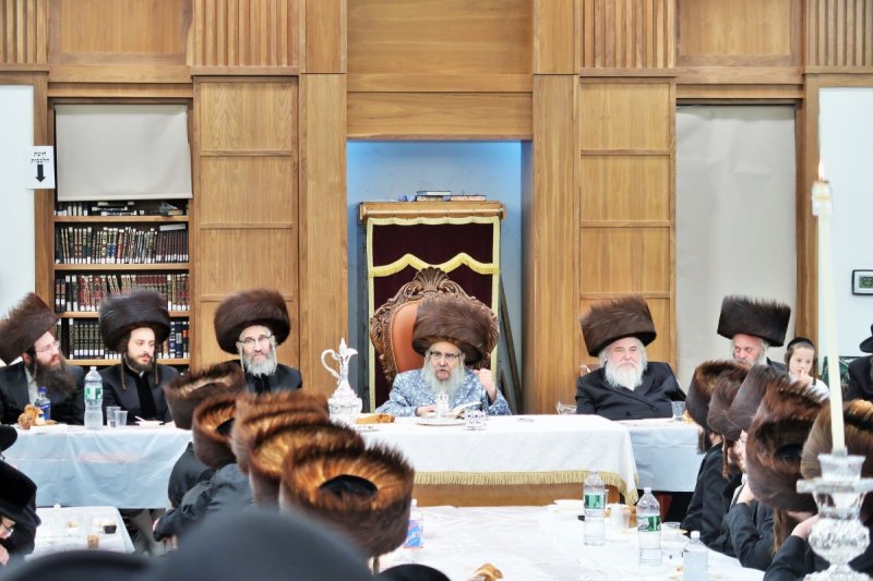 בחצרות סאטמר