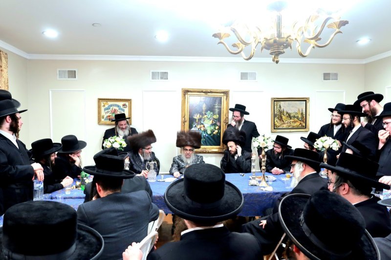 בחצרות סאטמר