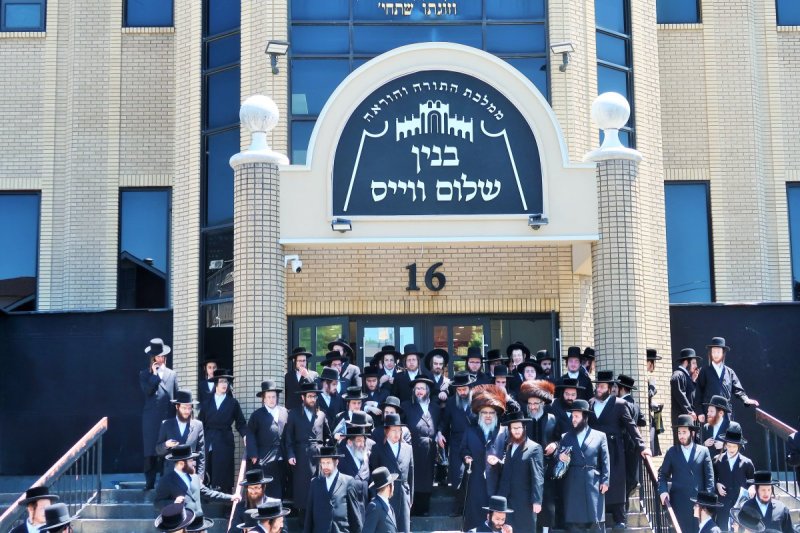 בחצרות סאטמר