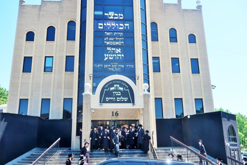 בחצרות סאטמר