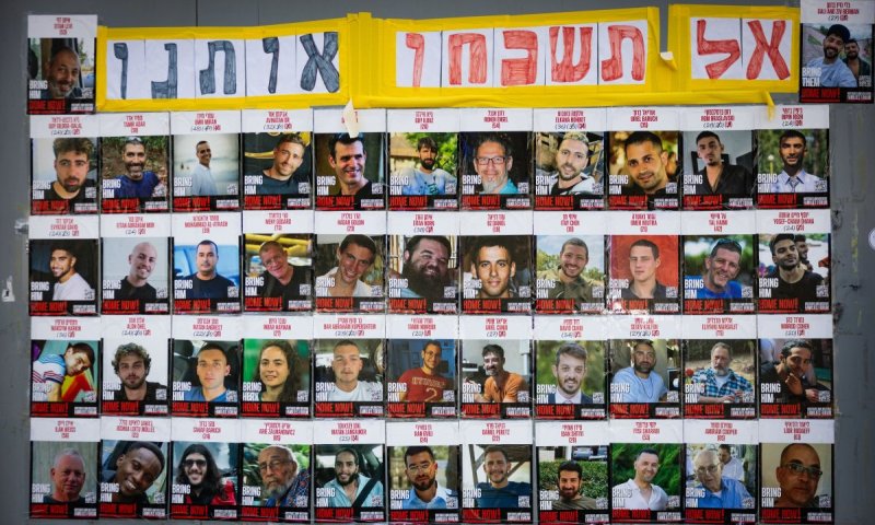 משפחות החטופים למקרון: "שום פרק חדש במזרח התיכון לא ייפתח בלעדיהם"