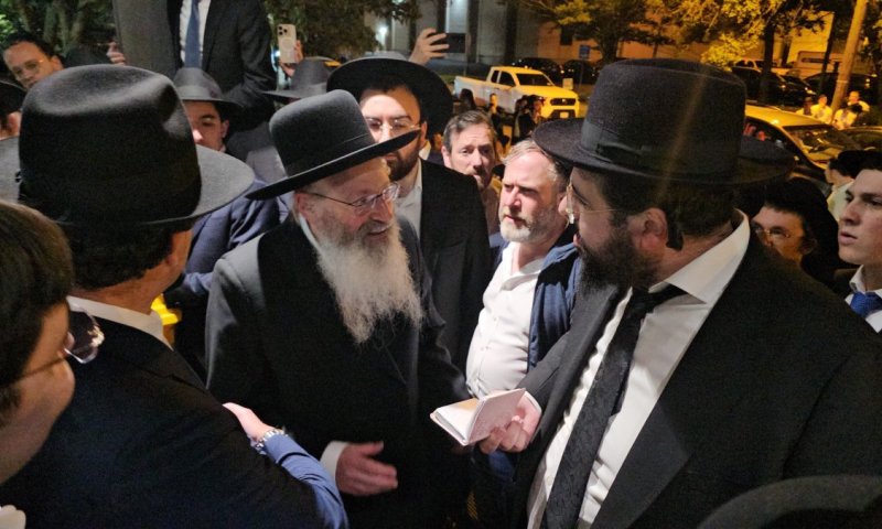 לייקוד החרדית סוערת: אברך נעצר - ראשי הישיבה הפגינו ליד תחנת המשטרה