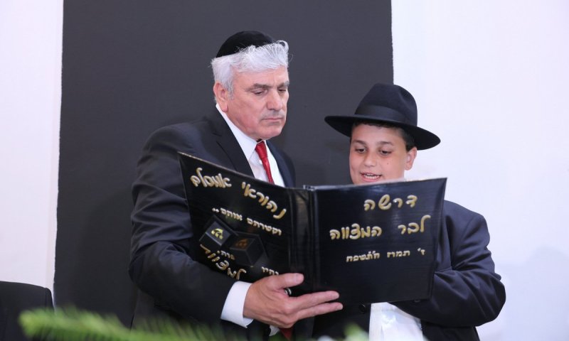השמחה של אשדוד: אבי אמסלם בירמ"ץ את בנו, כולם באו לברך