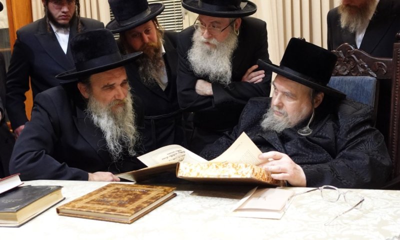 הרבי מבעלזא עיין במשך 40 דקות בזוהר החדש עם הביאור שכתב הרבי מאשלג