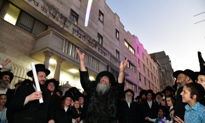 חגיגה בשבט הלוי: ספר תורה הוכנס לביהמ"ד והרבי שיחק עם הלפידים