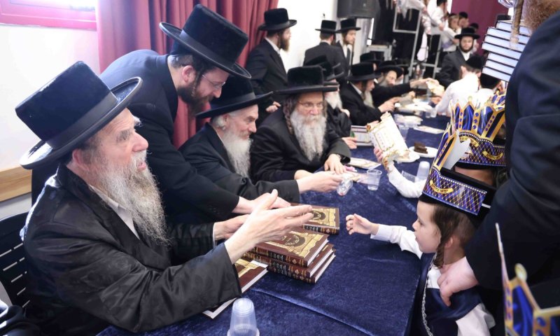 האדמו"רים הגיעו למסיבת חומש בחיידר של הבנש"קים