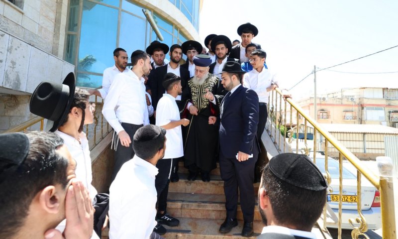 הראש"ל הגר"י יוסף חיזק את בני התורה בראש העין 