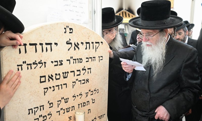 שעות רצופות לפני הציון: הילולת ה'דברי יציב' אצל חתנו הגאב"ד