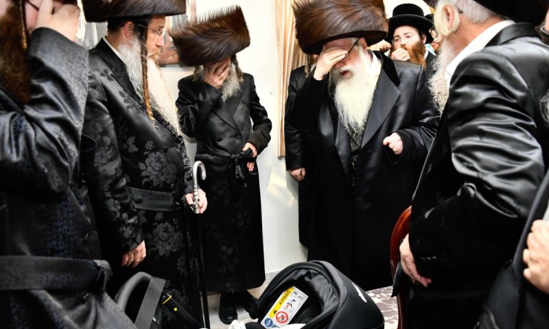 האדמו"ר מצאנז הגיע ל'קרישמע ליינען' אצל ר' מיילך בבית