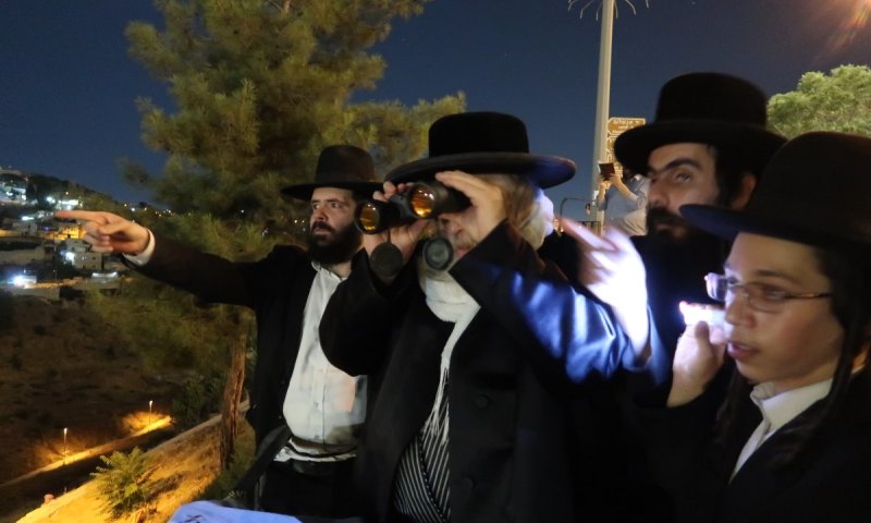 הרבי המשפיע השקיף עם משקפת לציון ה'אור החיים' הקדוש