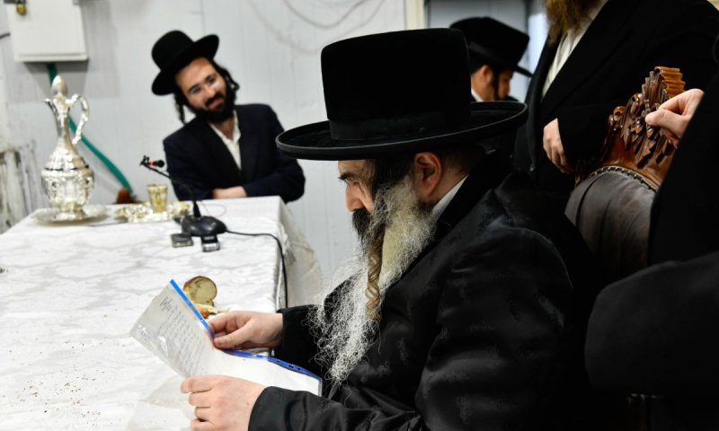 חצי יובל ל'נחל יצחק': נכדו הרבי ערך טיש ועיין בקויטל שכתב סבו