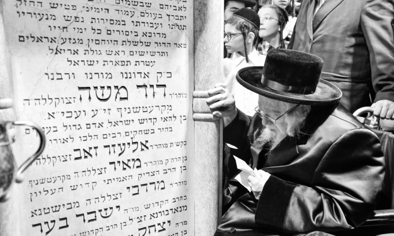 56 שנה להסתלקותו של הרבי הקדוש: עליה לציון וטיש בחצר קרעטשניף