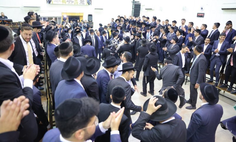 בטלז סטון חגגו: הכנסת ספר תורה חדש להיכל ישיבת באר יצחק 