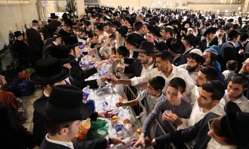 מהנץ ועד שבירת הצום ברחבה: שבעה עשר בתמוז בכותל המערבי