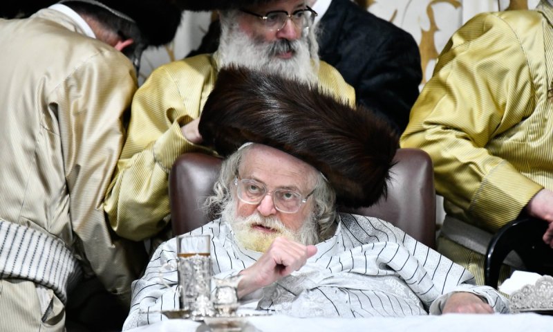 ההקפות עם הלולבים בציון עזרו: הרבי מתולדות אברהם יצחק שוחרר מביה"ח