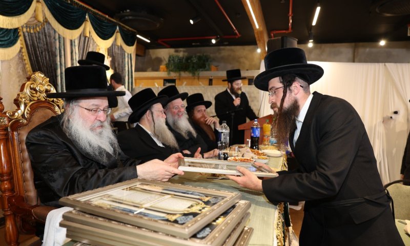 בחסידות חילקו תעודות למסיימי מקצועות ההלכה