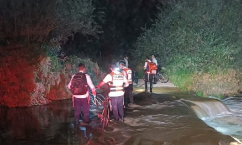 יצאו ללא ציוד מתאים: בחורי ישיבה נתקעו עם האופניים בנחל שורק 