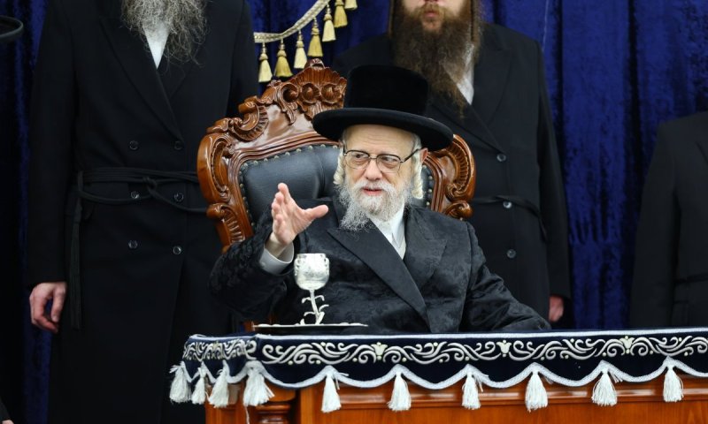 עם הפאות בחוץ מול ילדי החסידות: מעמד 'ברינה יקצורו' בסערט ויז'ניץ
