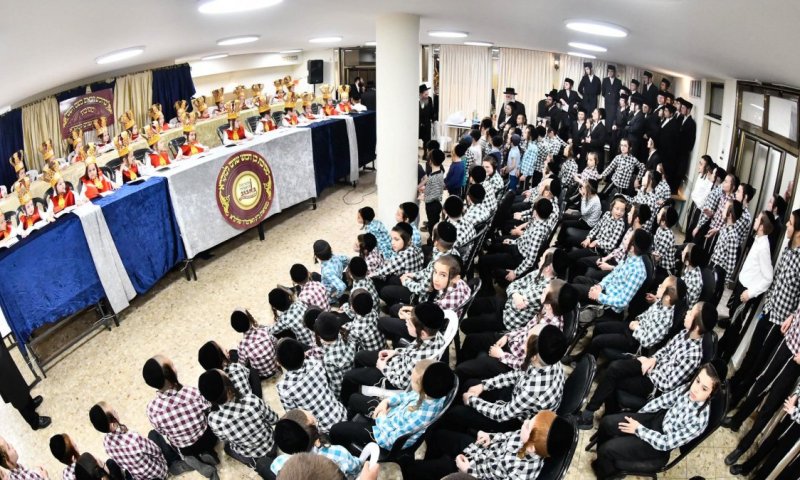 ללא ההורים והסבים: הילדים של החיידר החסידי חגגו מסיבת חומש
