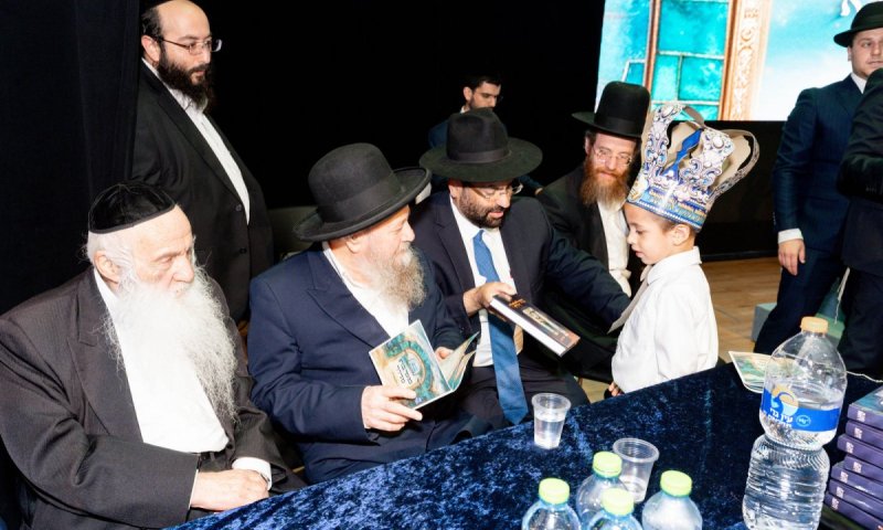 המקובל חילק סידורים לילדים הנרגשים שקיבלו סידור בפעם הראשונה