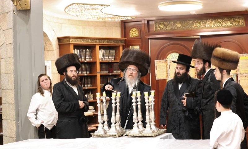 מסורת עתיקה: 'שבת כותל' בחצר הקודש ביאלא ב"ב בבין המצרים