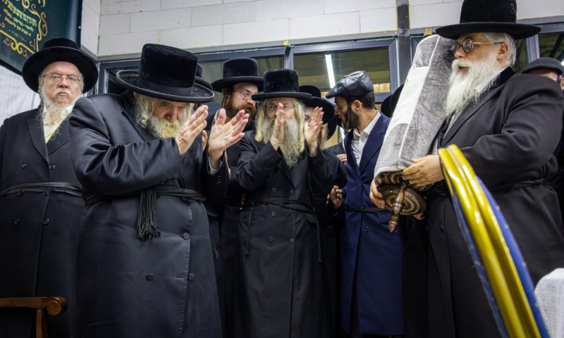 היסטוריה בלודמיר: ספר תורה הוכנס ועגלות עם סוסים הסיעו את המתפללים