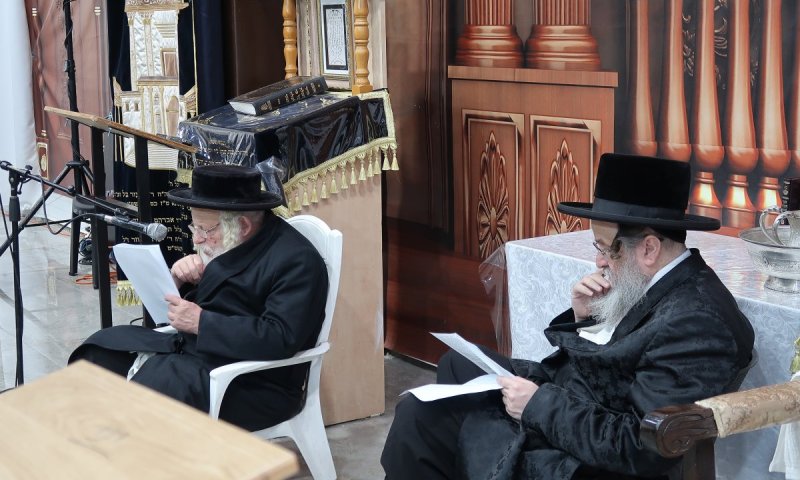 המקובל והאדמו"ר ישבו על כסאות נמוכים במעמד 'תיקון חצות' בביתר
