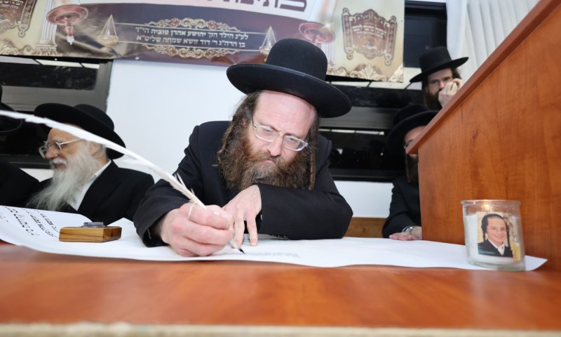 הבחור שניצל מהפיגוע ביוזמה לספר תורה לזכרו של טוביהל'ה הי"ד