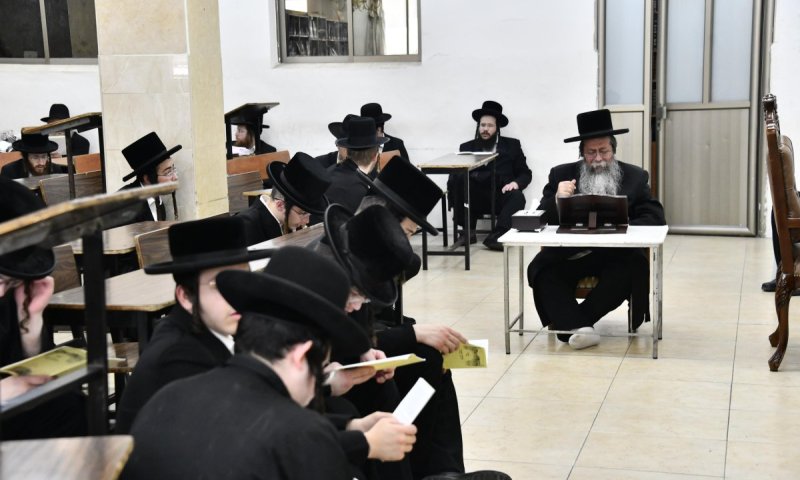 תיקון חצות: הרבי ישב על כסא נמוך וקונן על חורבת הבית