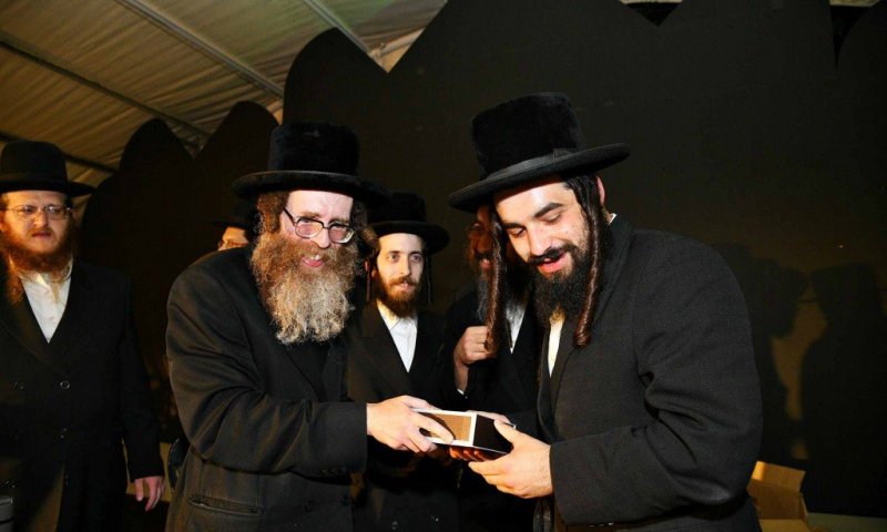 גייסו 2 מיליון דולר: המשפיע 'מאמונת ישראל' בדינר היסטורי בחברון