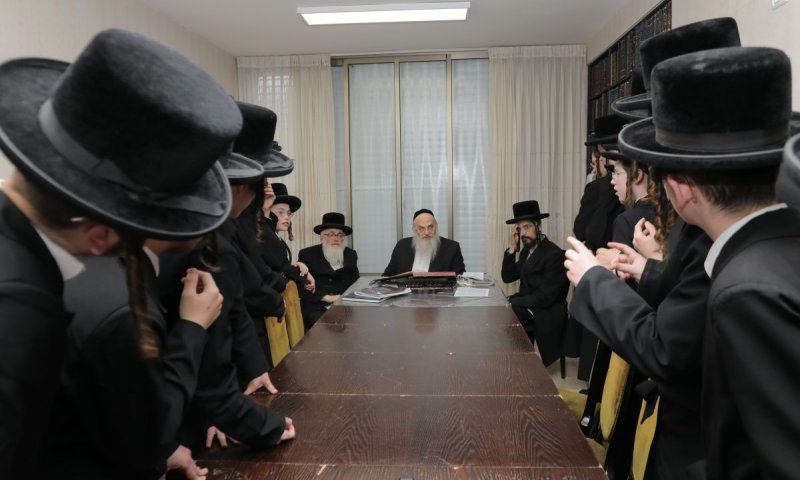 מצוייני צעירי ויז'ניץ במבחן עיוני מעמיק אצל ראש הישיבה