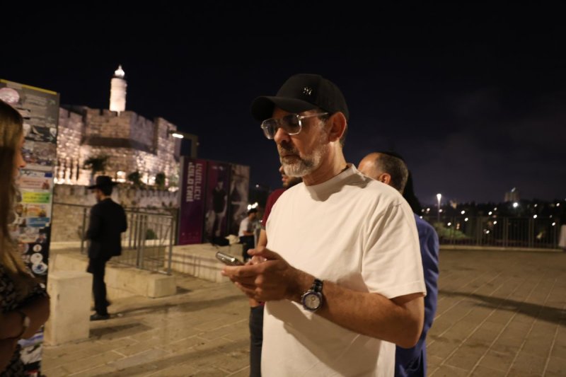 מרדכי לובעצקי (פריז צרפת)