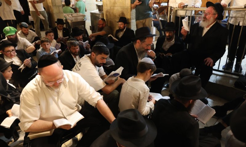 גלריה מרהיבה: אלפים קוננו על חורבן הבית בכותל המערבי | צפו