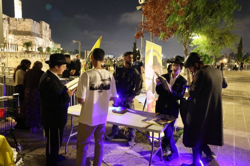 מרדכי לובעצקי (פריז צרפת)